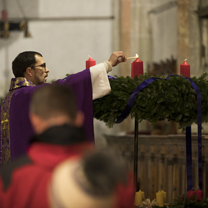 Adventkranzsegnung und Braunauer Adventcafé