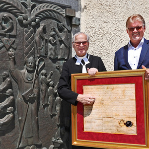 1200 Jahre Ried in der Riedmark - Übergabe der Gründungsurkunde durch Bgm. Christian Tauschek