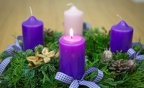 Kerzen in lila und rosa