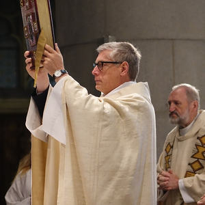 Ewald Volgger mit dem Evangeliar