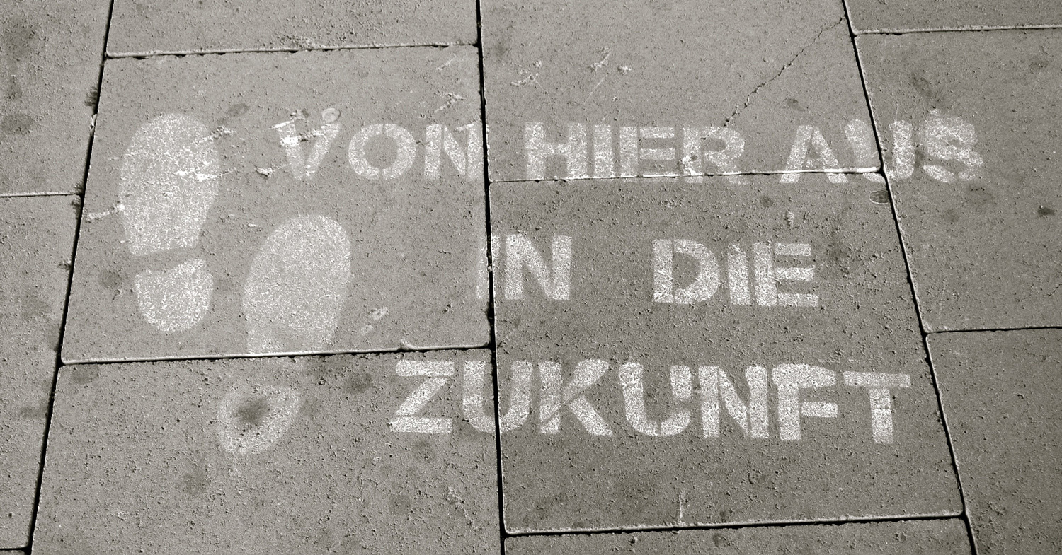 Hoffnungsgeschichten / © yourschantz/pixabay.com/Pixabay License (leicht modifiziert) Botschaft auf der Straße