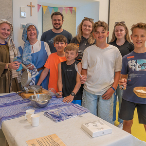 Die Kinder erfahren beim Backen von Oblaten die Geschichte von Jesus, der mit seinen Freunden das Abendmahl feierte