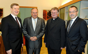 v.l.:WKOÖ-Direktor-Stv. Mag. Dr. Hermann Pühringer, WKOÖ-Präsident Dr. Rudolf Trauner, Bischof Dr. Manfred Scheuer, WKOÖ-Direktor Dr. Walter Bremberger MBA