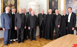 Bischof Ludwig Schwarz mit den emeritierten Priestern 2014. © Diözese Linz 