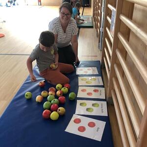 Kinder feiern Erntedank