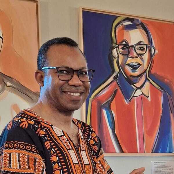 Paulinus Anaeu vor seiem Portrait