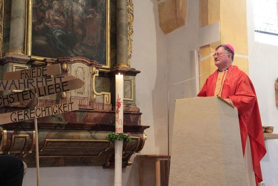 Bischof Manfred Scheuer in der Pfarrkirche von St. Radegund.