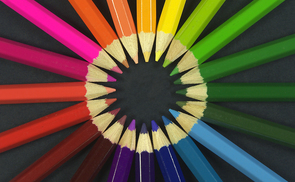 Farbstifte, im Kreis angeordnet. © Michael N Maggs/de.wikipedia.org CC BY-SA 3.0