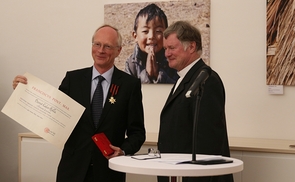 Dr. Dr. Bernd Euler-Rolle (l.) mit dem päpstlichen Dekret und dem Papst-Silvester-Orden, rechts Bischof Manfred Scheuer.