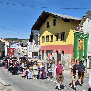 Zug entlang der Hauptstraße