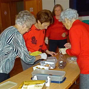 180 Kekssackerl für Alte und Kranke in der Pfarre