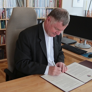 Bischof Manfred Scheuer bei der Unterzeichnung der Gesetzestexte. 