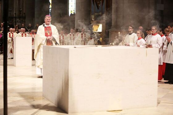 Am 8. Dezember 2017 weihte Bischof Manfred Scheuer im Linzer Mariendom den neuen Altar.
