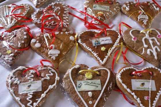 Die Goldhaubenfrauen verkauften Lebkuchenherzen zugunster der Pfarrrenovierung. © Pfarre Goldwörth