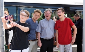Visitation Freistadt: Schüler machen mit Pastoralassistent Wolfgang Gratzl und Bischof Manfred Scheuer ein Selfie am Stifterplatz in Freistadt
