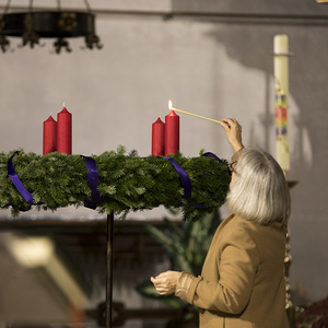 Die erste Kerze brennt