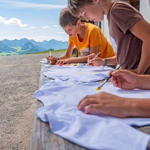 T-Shirts bemalen am Jungscharlager 2023