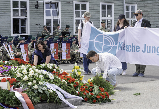 Gedenk- und Befreiungsfeier 2026 in Mauthausen anlässlich der 81. Wiederkehr des KZ Mauthausen. Themenschwerpunkt: 'Täter und Täterinnen im Nationalsozialismus'. Gedenkzug am ehemaligen Appellplatz.