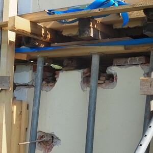 Die Kluft zwischen dem oberen und unteren Teil der Kapelle wird ständig größer.