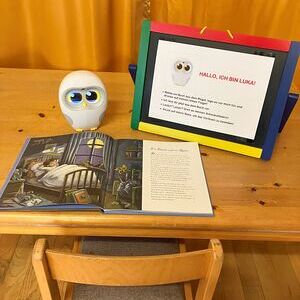 LUKA zu Besuch in der Bücherei