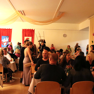 Föhnfarisur trifft Schulterpolster - Das Motto dieses Festes