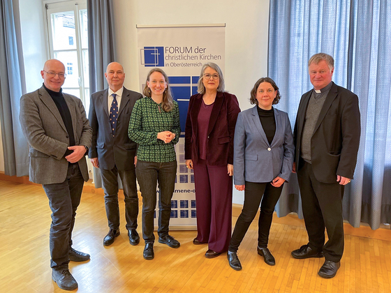 v.l.: Fundamentaltheologe Christian Wessely, Superintendent Gerold Lehner, Ökumene-Referentin Gudrun Becker, Religionswissenschaftlerin und Medienethikerin Marie-Therese Mädert, Religionswissenschafterin Theresia Heimerl und Bischof Manfred Scheuer.