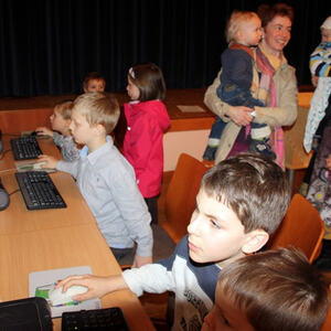 Kinder bei der Buchaustellung