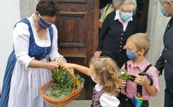 Nach dem GD werden Kräuterbüscherl verteilt.