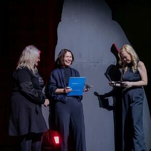 Den Hauptpreis der Verlosung vom Kneidinger Center durfte Christa Sattler, kfb-Frau aus Mitterkirchen (links) von Anna Kneidinger (Mitte) entgegen