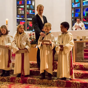 Neue Ministranten in der Pfarre Kirchdorf/KremsAm Christkönigssonntag steht der Gottesdienst in Kirchdorf/Krems ganz im Zeichen der Ministrantinnen und Ministranten. Die beiden Leiter Jakob und Samuel Haijes haben dabei auf kindgerechte Elemente bes