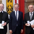 Goldenes Verdienstzeichen des Landes OÖ an Wolfgang Kreuzhuber und P. Wolfgang Haudum OCist