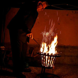 Das Osterfeuer brennt.