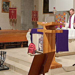 Der Korb mit den 'Schuldscheinen' vorm Altar