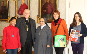 v.l. ehemaliges Straßenkind Cindy, Bischof Ludwig Schwarz, Don Bosco Schwester Maria Victoria, Hildegard Pesendorfer (Jugend Eine Welt), Elisabeth Rieder (Jugend Eine Welt).
