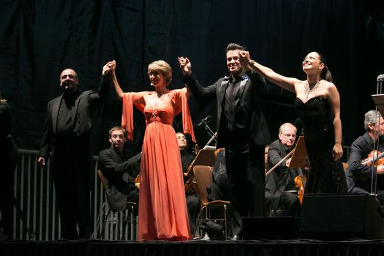  V. l.: Dirigent Claudio Vandelli, Moderatorin Barbara Rett, Erwin Schrott und Nino Machaidze. © Tom Mesic 