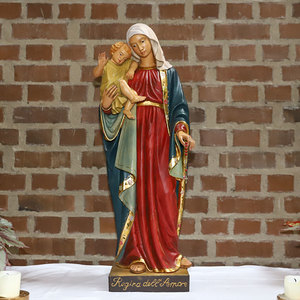 Marienstatue eines Südtiroler Künstlers mit der Bezeichnung 'Königin der Liebe'.