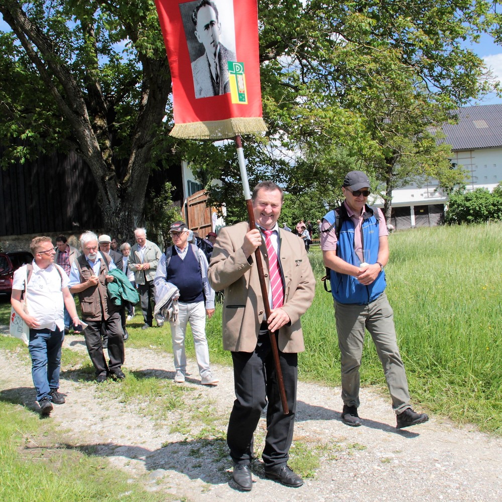 Ing. Karl Toifl führt den Zug der Pilger vom Jägerstätterhaus zur Pfarrkirche