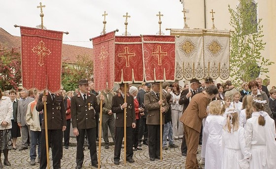 Fahnenträger der Freiwilligen Feuerwehren an Fronleichnam