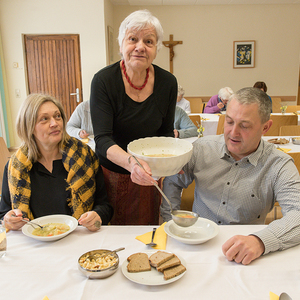 Suppenessen zum Familienfasttag im Pfarrheim Kirchdorf/Krems