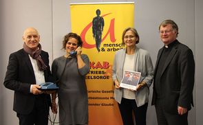 V. l.: Karl-Heinz Hellinger (Mobbing-Beauftragter der Diözese Linz), Mag.a Michaela Pröstler-Zopf (Mobbing-Beraterin), Mag.a Anna Wall-Strasser (Leiterin Betriebsseelsorge OÖ) und Bischof Dr. Manfred Scheuer.