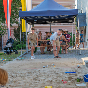 Platz vor der Kirche wurde zur Spielarena