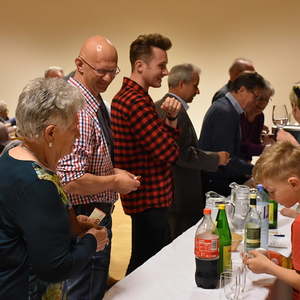 gesegnete Speisen werden verzehrt