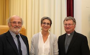 V. l.: Der bisherige Leiter der Krankenhauspastoral Herbert Mitterlehner, seine Nachfolgerin Christiane Roser und Bischof Manfred Scheuer.