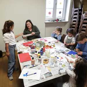 Fleißige Bastelrunde