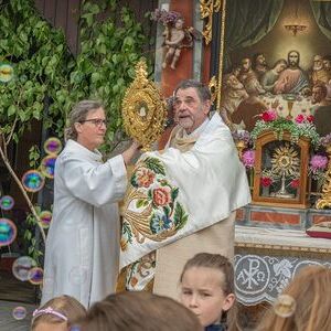 Bei der Fronleichnamsprozession wird in einer Monstranz der Leib Christi durch die Straßen getragen (im Bild mit P. Severin Kranabitl).