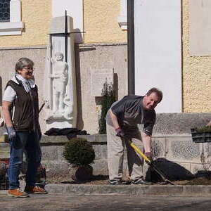 Bepflanzug um die Kirche