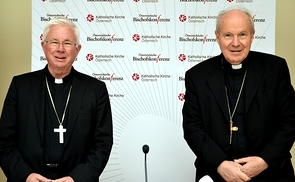  Der langjährige Vorsitzende der Österreichischen Bischofskonferenz Kardinal Christoph Schönborn (r.) und sein Nachfolger Erzbischof Franz Lackner bei der Pressekonferenz. 