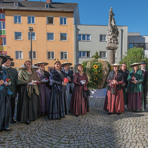 Erntedank Feier in der Pfarre Kirchdorf/Krems mit Pfarrer P. Severin Kranabitl am KirchenplatzBild: Trachtengruppe Kirchdorf, diese habe den Erntekrone ganz neu gebunden.Foto: Jack Haijes 