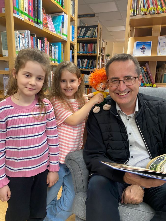 Bürgermeister Max Oberleitner mit Vivien, Josefine und Pumuckl