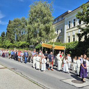 Prozession zum Schulzentrum